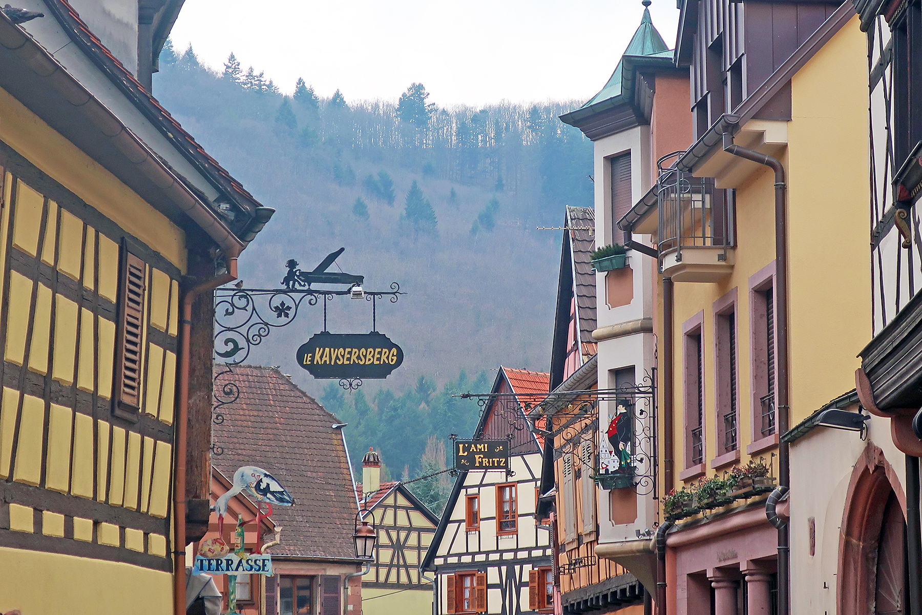 Bildergeschichten im Elsass: Was die bunten Ladenschilder Urlaubern im Elsass erzählen