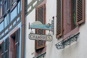 Bildergeschichten im Elsass: Was die bunten Ladenschilder Urlaubern im Elsass erzählen