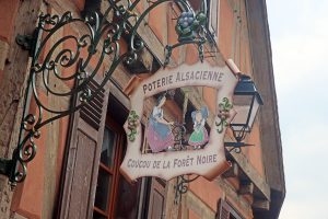 Bildergeschichten im Elsass: Was die bunten Ladenschilder Urlaubern im Elsass erzählen