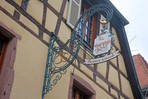 Bildergeschichten im Elsass: Was die bunten Ladenschilder Urlaubern im Elsass erzählen