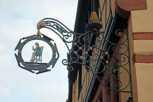 Bildergeschichten im Elsass: Was die bunten Ladenschilder Urlaubern im Elsass erzählen