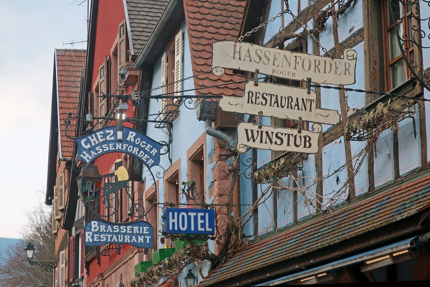 Bildergeschichten im Elsass: Was die bunten Ladenschilder Urlaubern im Elsass erzählen