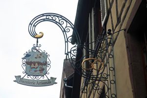 Bildergeschichten im Elsass: Was die bunten Ladenschilder Urlaubern im Elsass erzählen