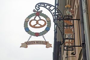 Bildergeschichten im Elsass: Was die bunten Ladenschilder Urlaubern im Elsass erzählen