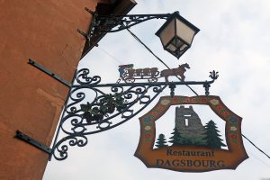 Bildergeschichten im Elsass: Was die bunten Ladenschilder Urlaubern im Elsass erzählen