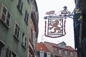Bildergeschichten im Elsass: Was die bunten Ladenschilder Urlaubern im Elsass erzählen