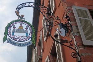 Bildergeschichten im Elsass: Was die bunten Ladenschilder Urlaubern im Elsass erzählen