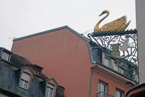 Bildergeschichten im Elsass: Was die bunten Ladenschilder Urlaubern im Elsass erzählen