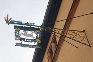 Bildergeschichten im Elsass: Was die bunten Ladenschilder Urlaubern im Elsass erzählen