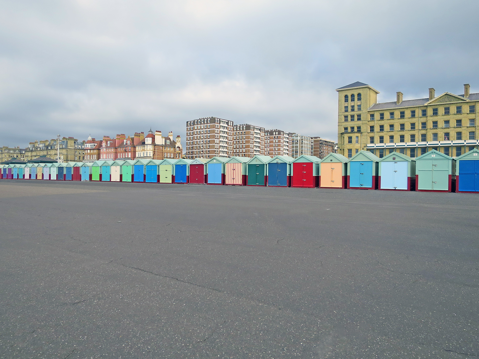 Brighton Beach Huts: Wie die bunten Badehütten im britischen Seebad Brighton zum Kult wurden