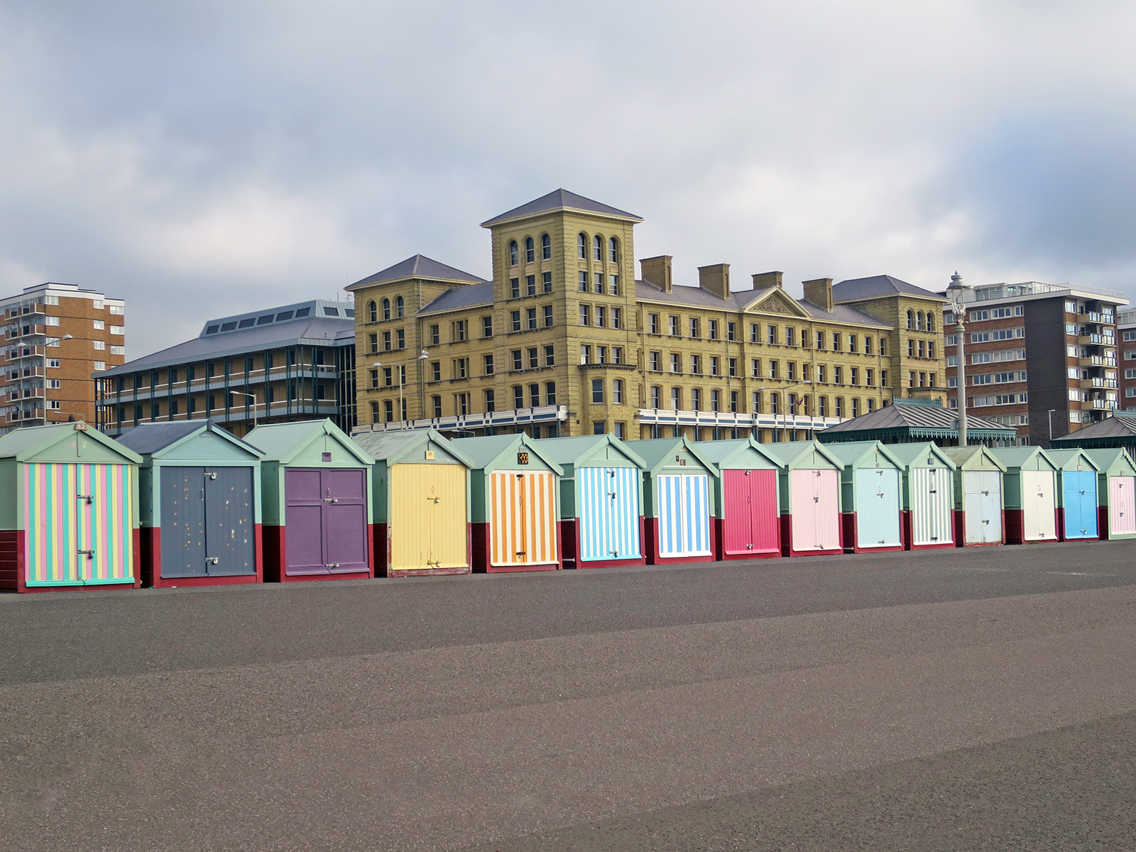 Brighton Beach Huts: Wie die bunten Badehütten im britischen Seebad Brighton zum Kult wurden