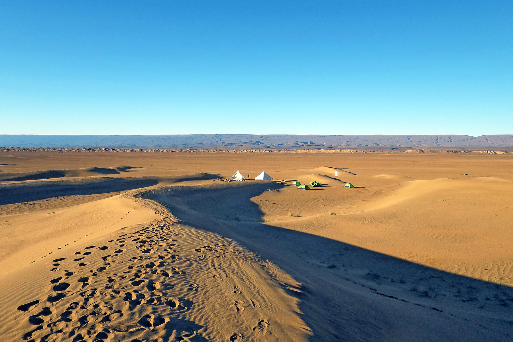 Wandern in der Wüste: 7 Tipps & Tools für eine Wanderreise durch die Sahara
